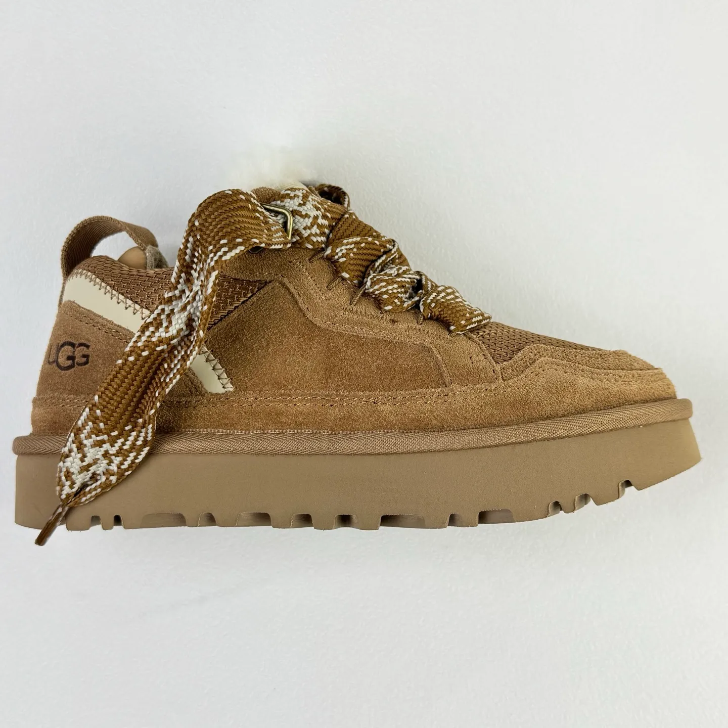 Local 💰600 OEM grade 4032 Mel series, top workmanship, super stable version ✔️ Good looks and texture, suede leather + low-key logo show retro, classic two-color shoelaces can be worn as two shoes ✔️ So comfortable that you want to weld your feet, ultra-light material + 5cm thick sole, increase height without tiring the feet, wool insoles are warm and breathable, no pressure for commuting and shopping all day long ✔️ I love the details: wide shoelaces for photos. Sizes 34-45 are suitable for various foot types. Slight stains can be wiped clean with a damp cloth. The loose feeling in early autumn is all due to it. Close your eyes and avoid stepping on thunder! 👟